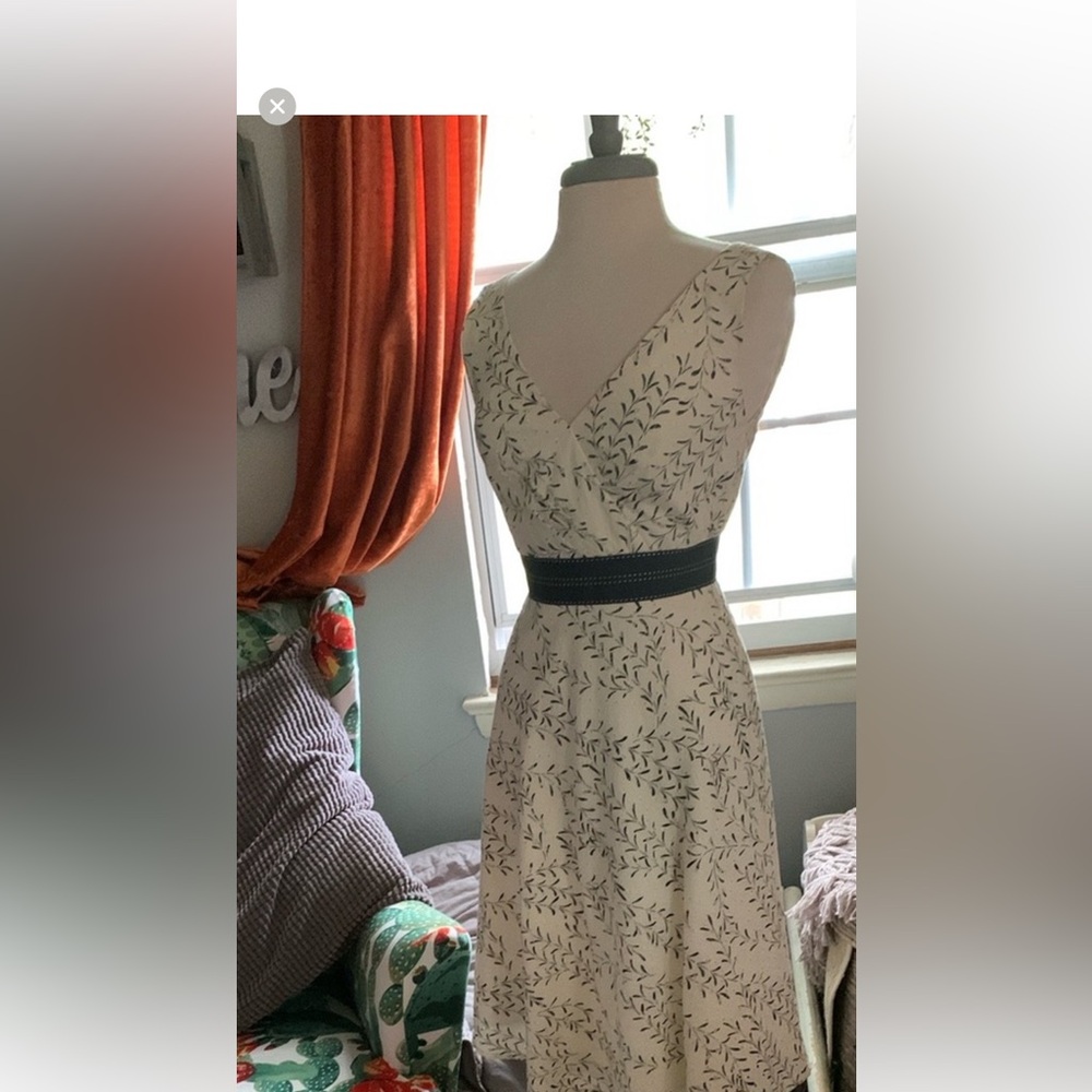 Elegant Kay Unger Black and White Leaf Print Dress size 4 - Picture 10 of 10